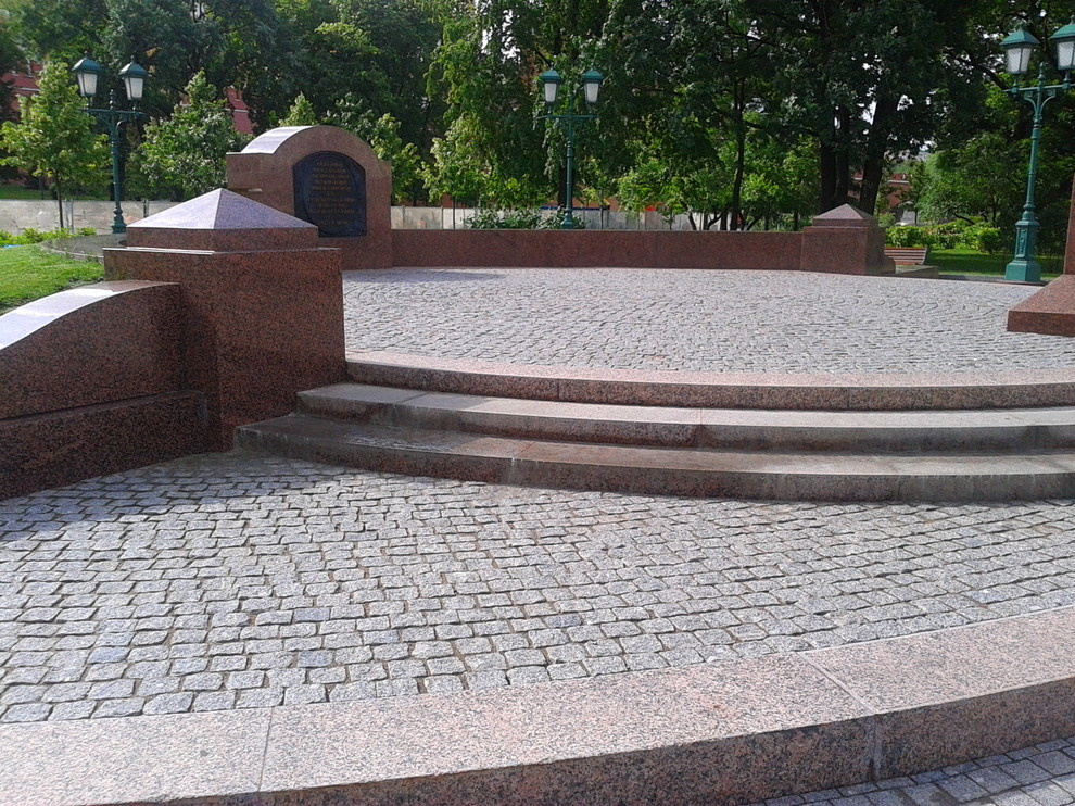 Мощение гранитом в Александровском Саду у Кремля