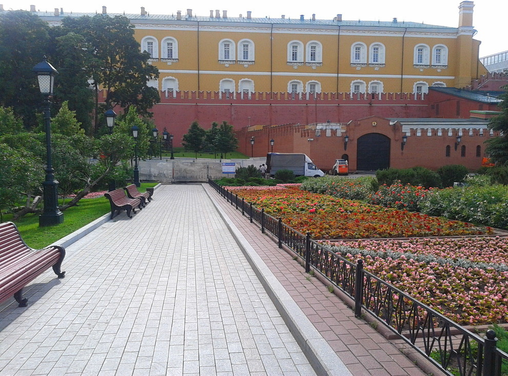 Мощение гранитом в Александровском Саду у Кремля