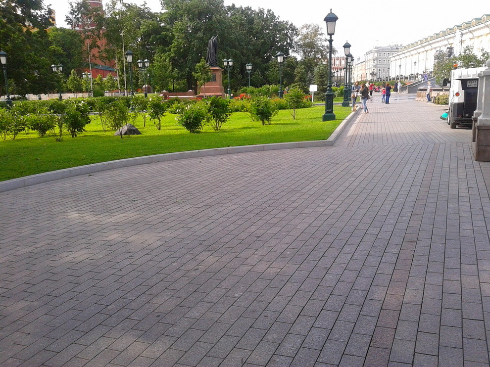 Мощение гранитом в Александровском Саду у Кремля