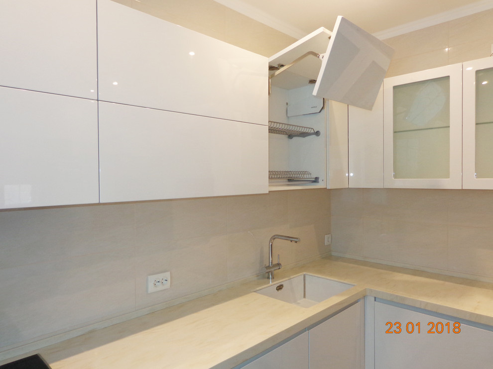 Кухня современная, угловая, белая