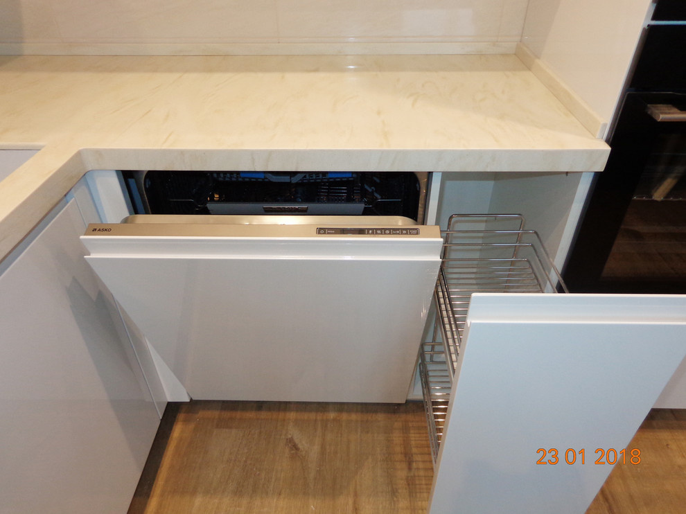 Кухня современная, угловая, белая