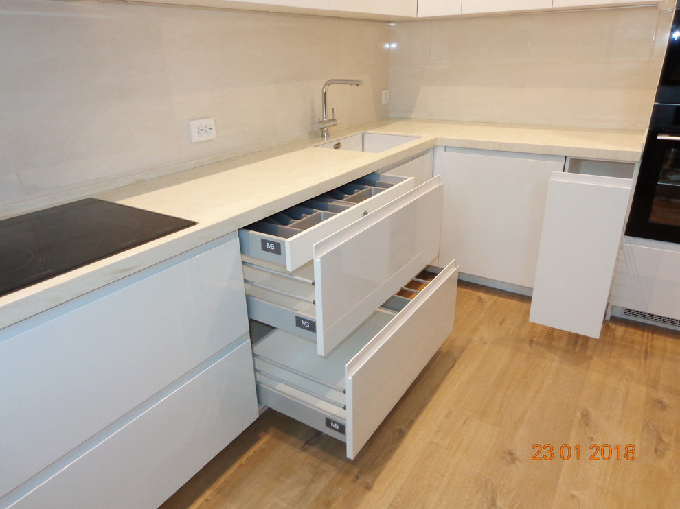 Кухня современная, угловая, белая