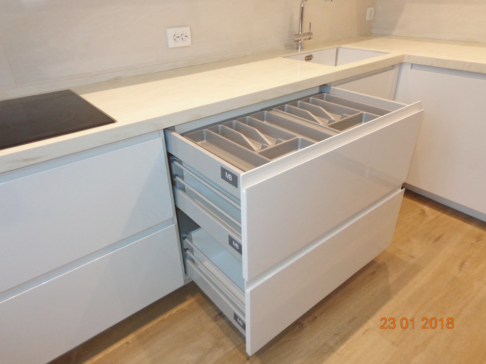 Кухня современная, угловая, белая