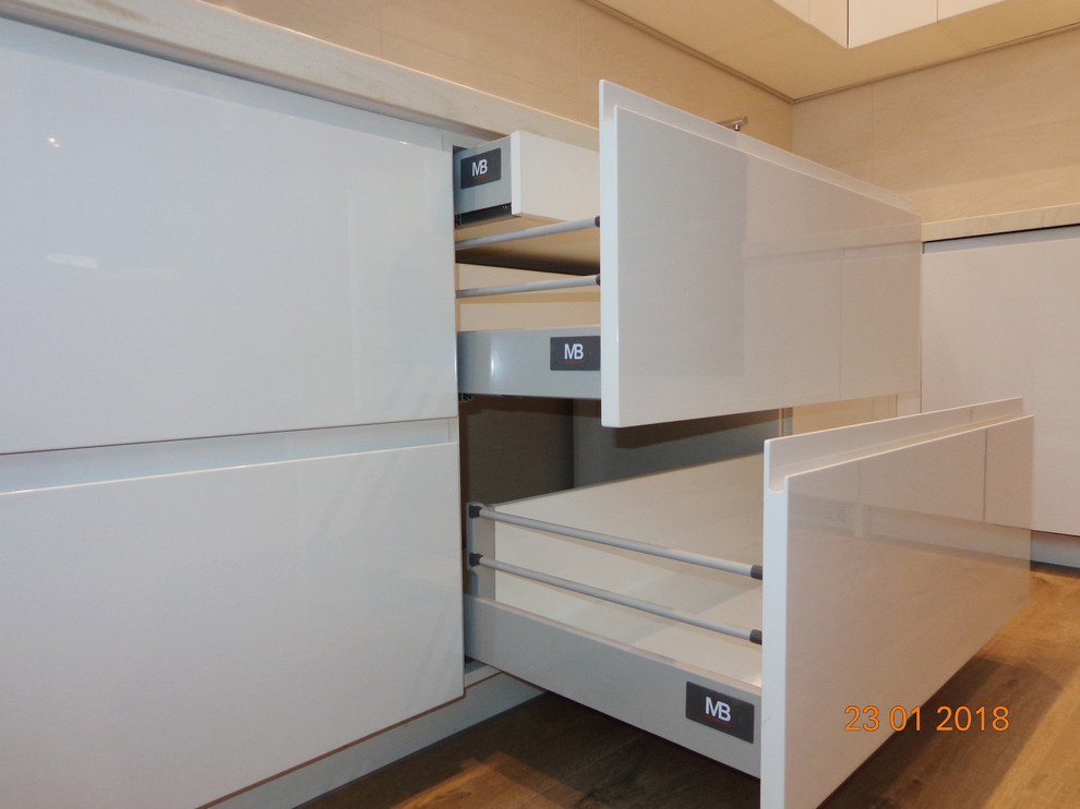 Кухня современная, угловая, белая