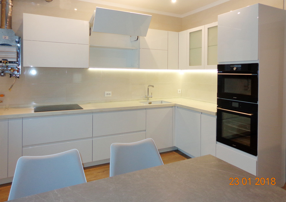 Кухня современная, угловая, белая
