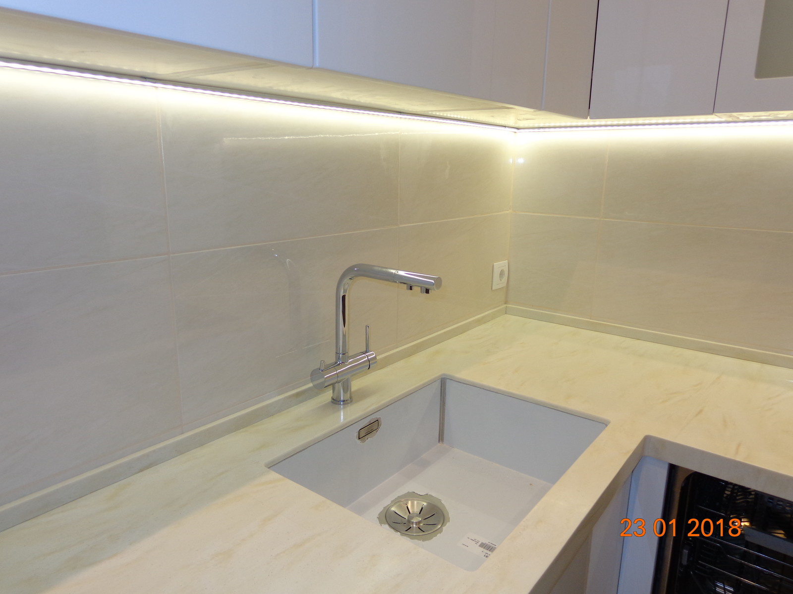 Кухня современная, угловая, белая