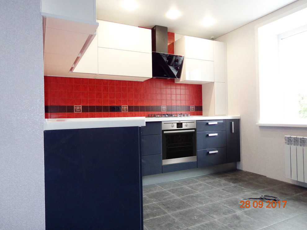 Современная кухня с островом в сочетании серого и белого