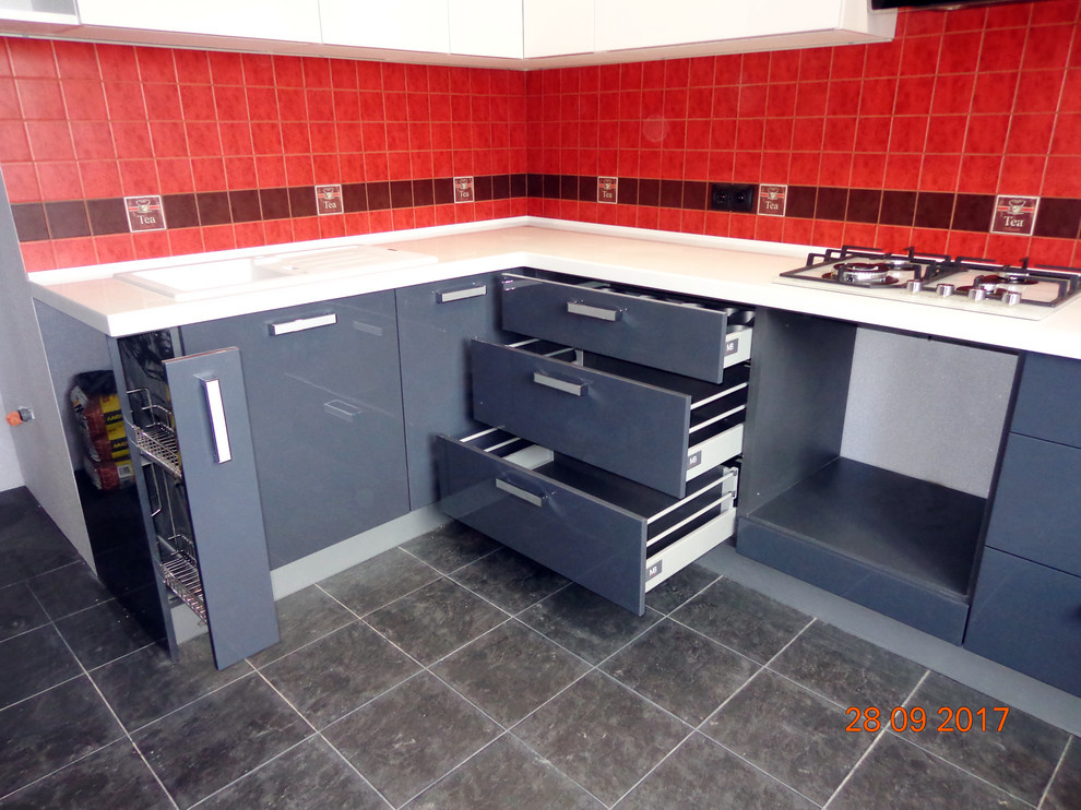 Современная кухня с островом в сочетании серого и белого