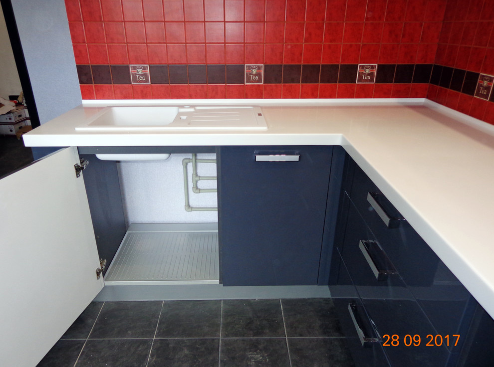 Современная кухня с островом в сочетании серого и белого