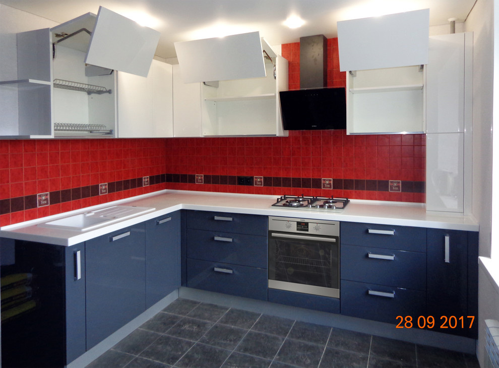 Современная кухня с островом в сочетании серого и белого