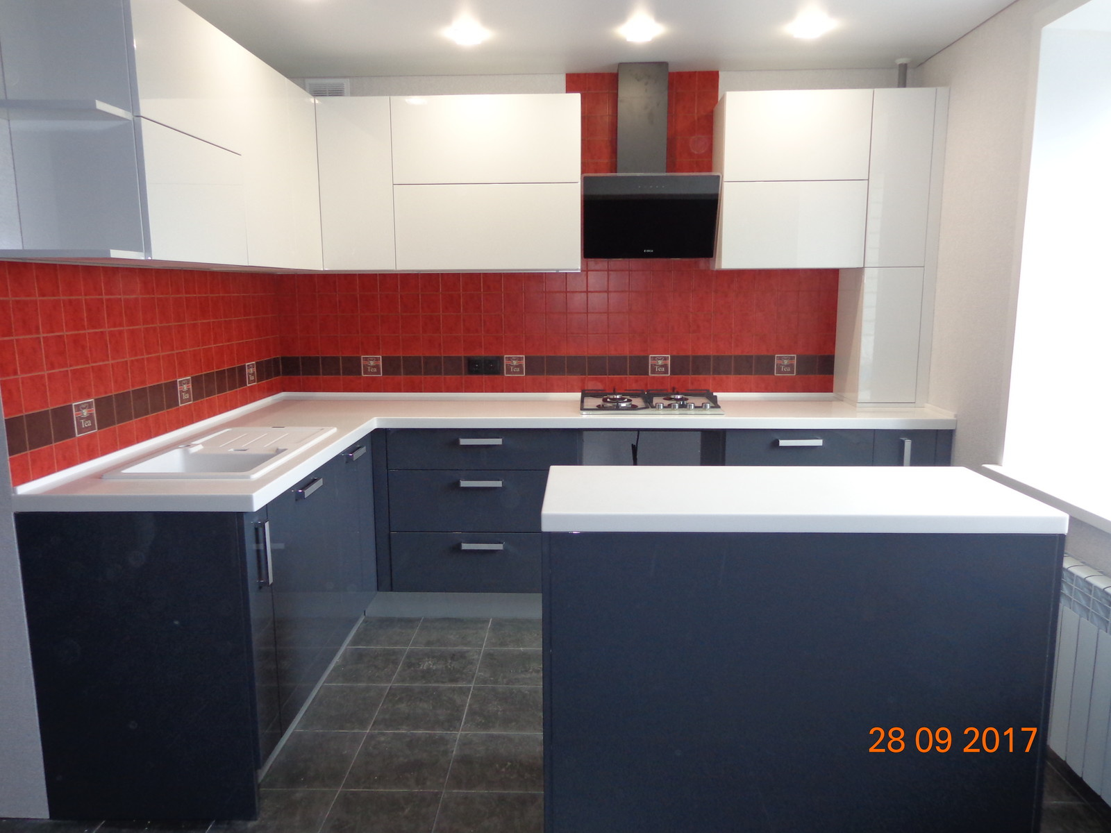 Обложка проекта: Современная кухня с островом в сочетании серого и белого