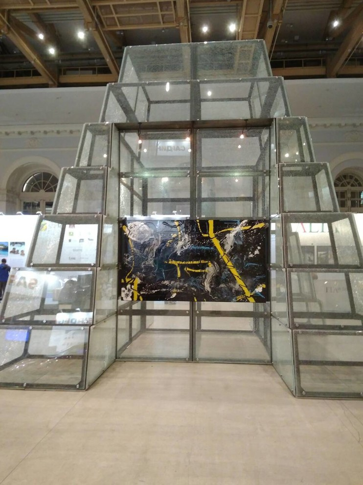 Пирамида из металла и стекла