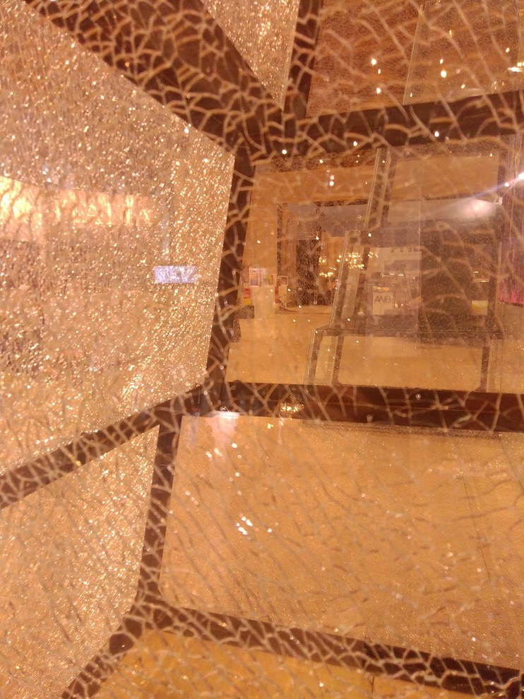 Пирамида из металла и стекла