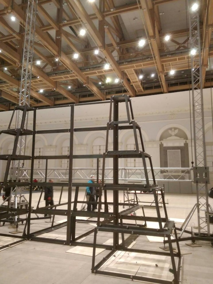 Пирамида из металла и стекла