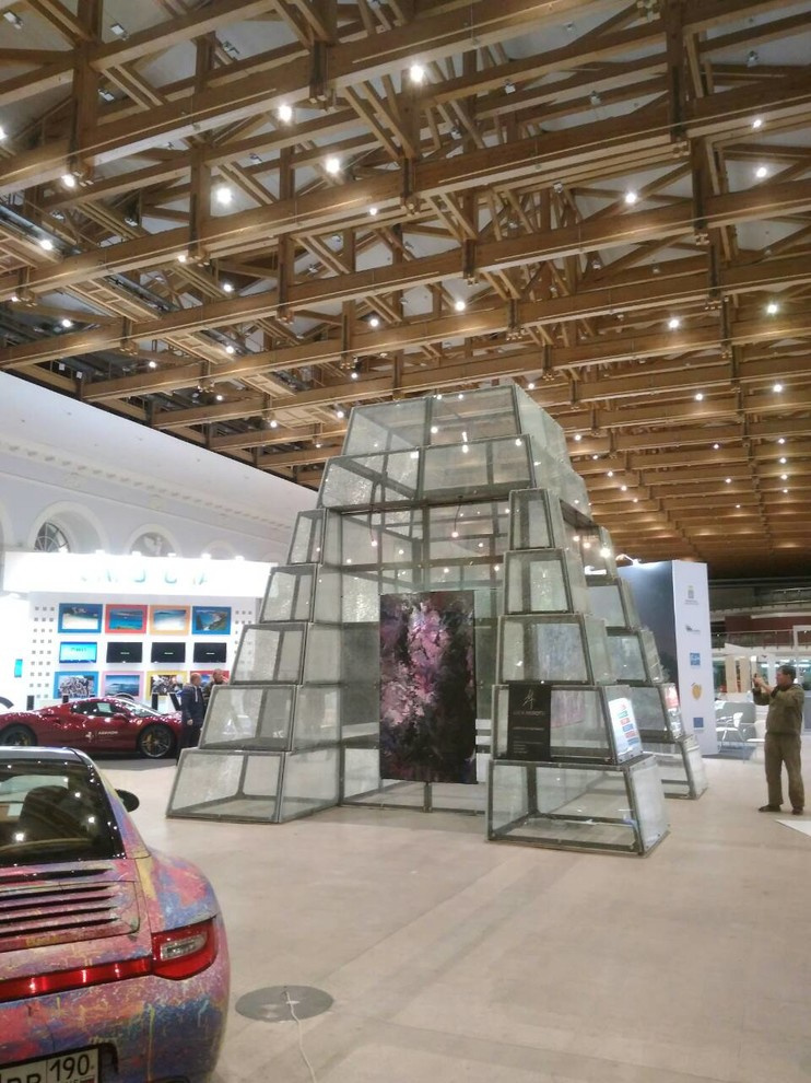 Пирамида из металла и стекла