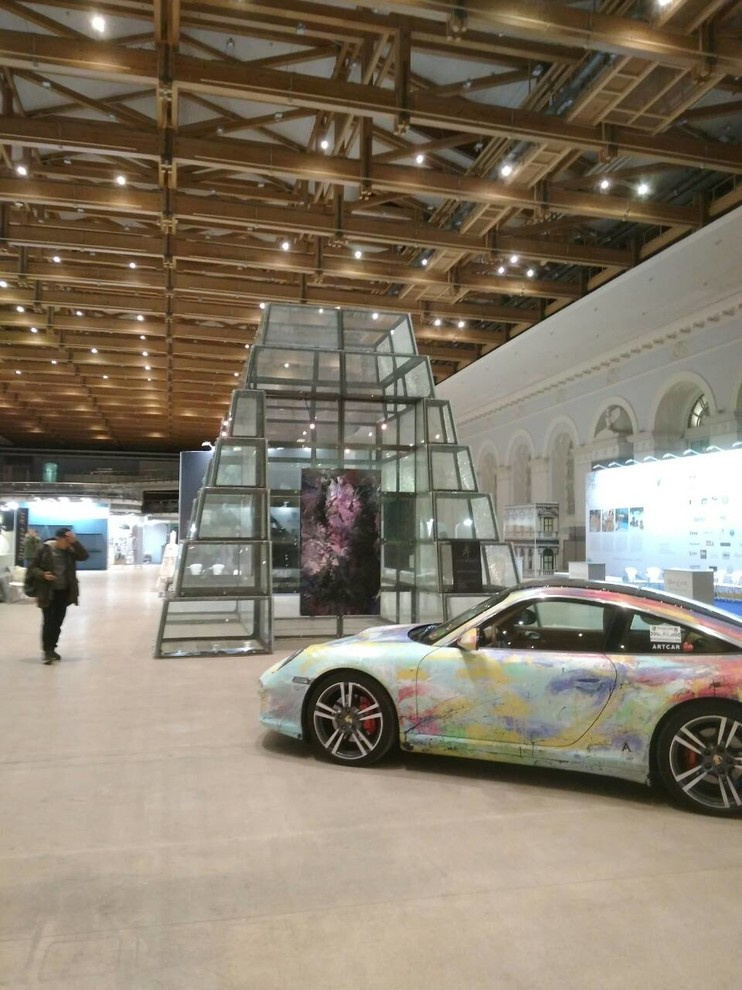 Пирамида из металла и стекла