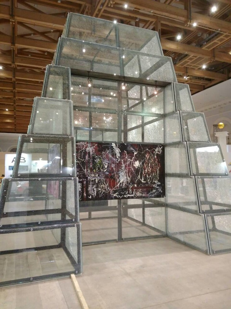 Пирамида из металла и стекла