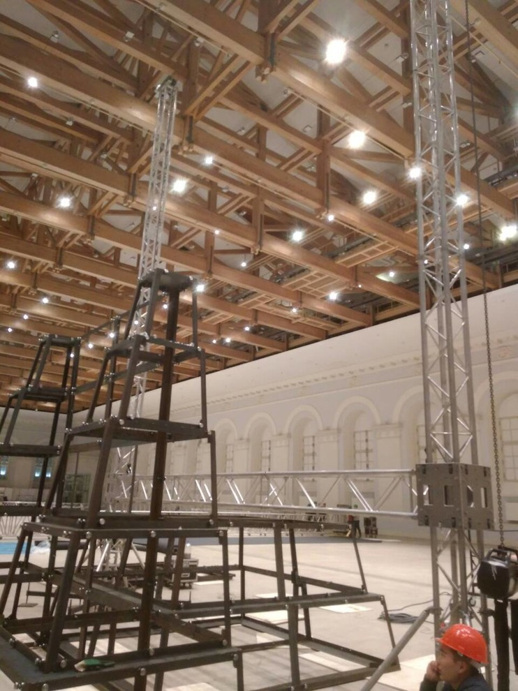 Пирамида из металла и стекла