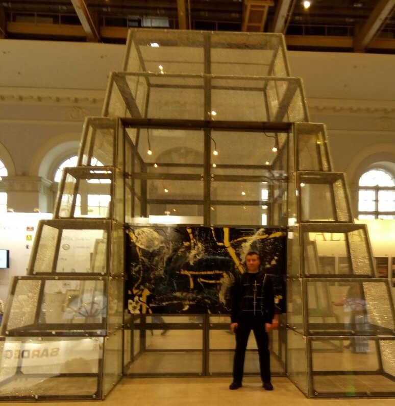 Пирамида из металла и стекла