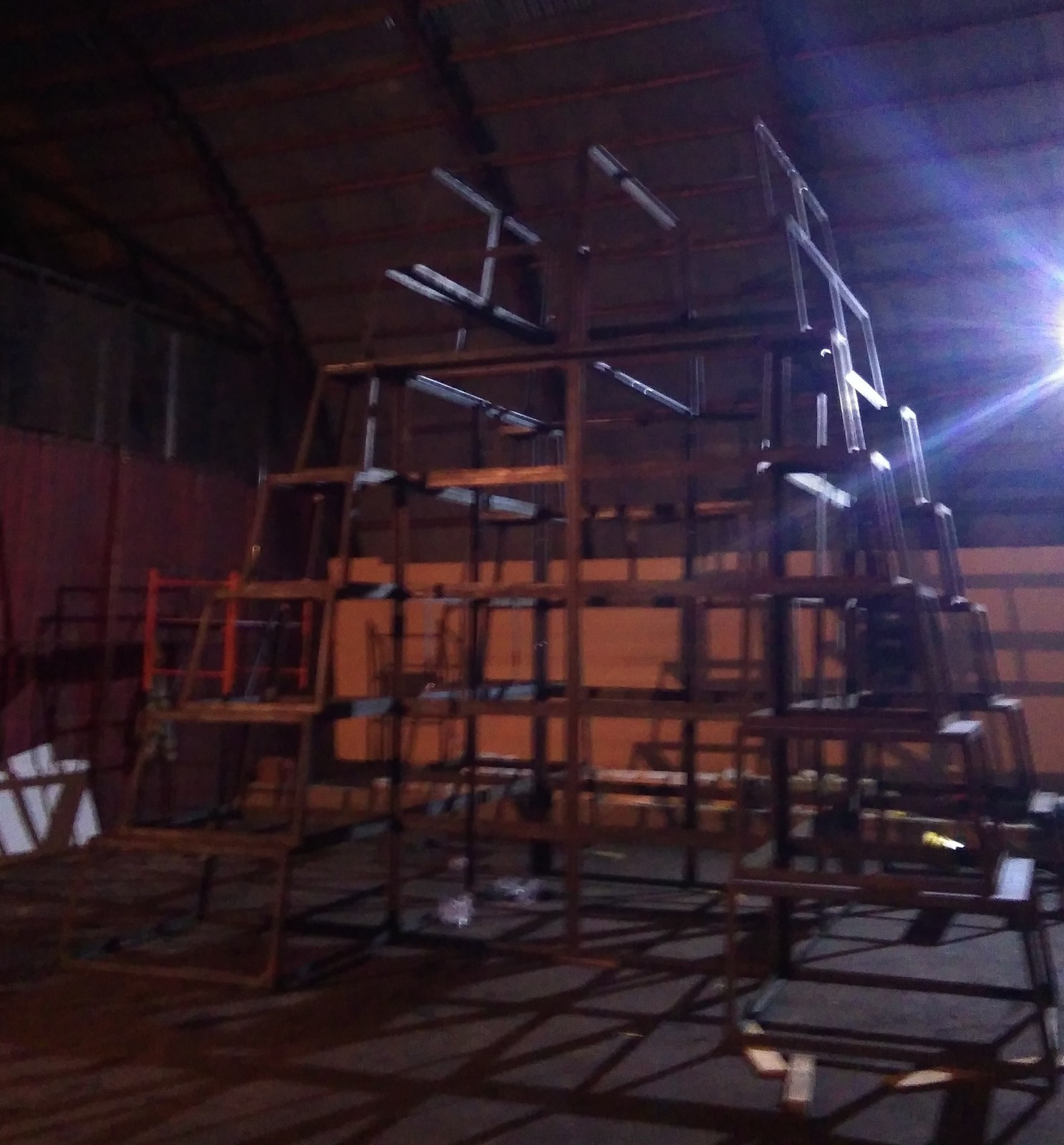 Пирамида из металла и стекла