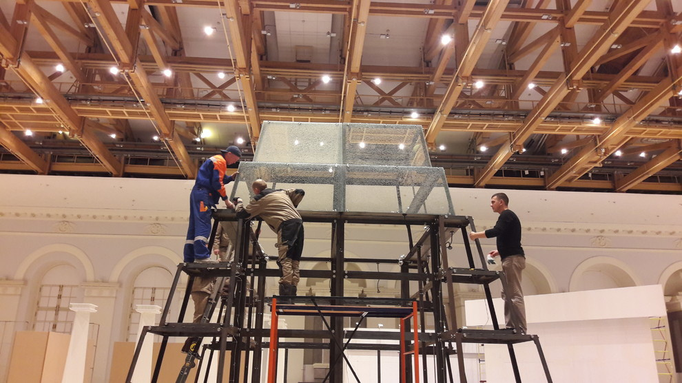 Пирамида из металла и стекла