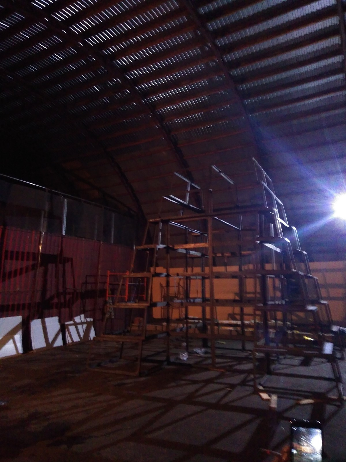 Пирамида из металла и стекла