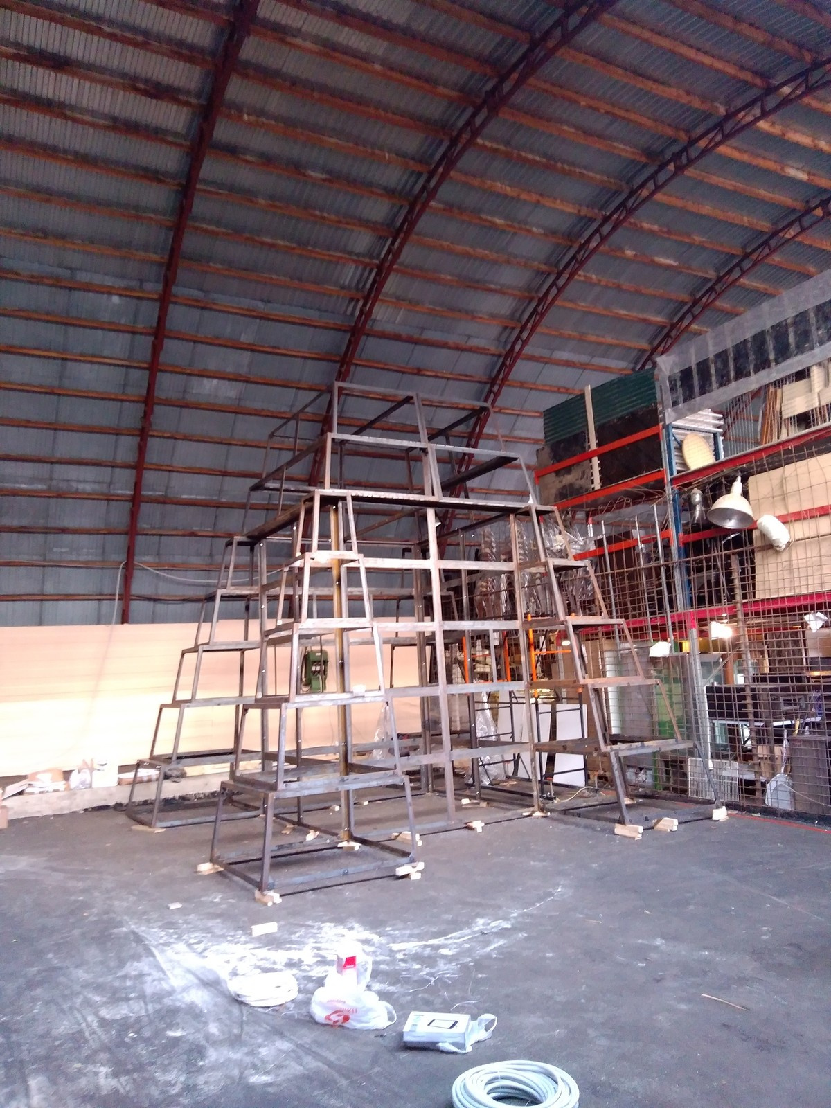 Пирамида из металла и стекла