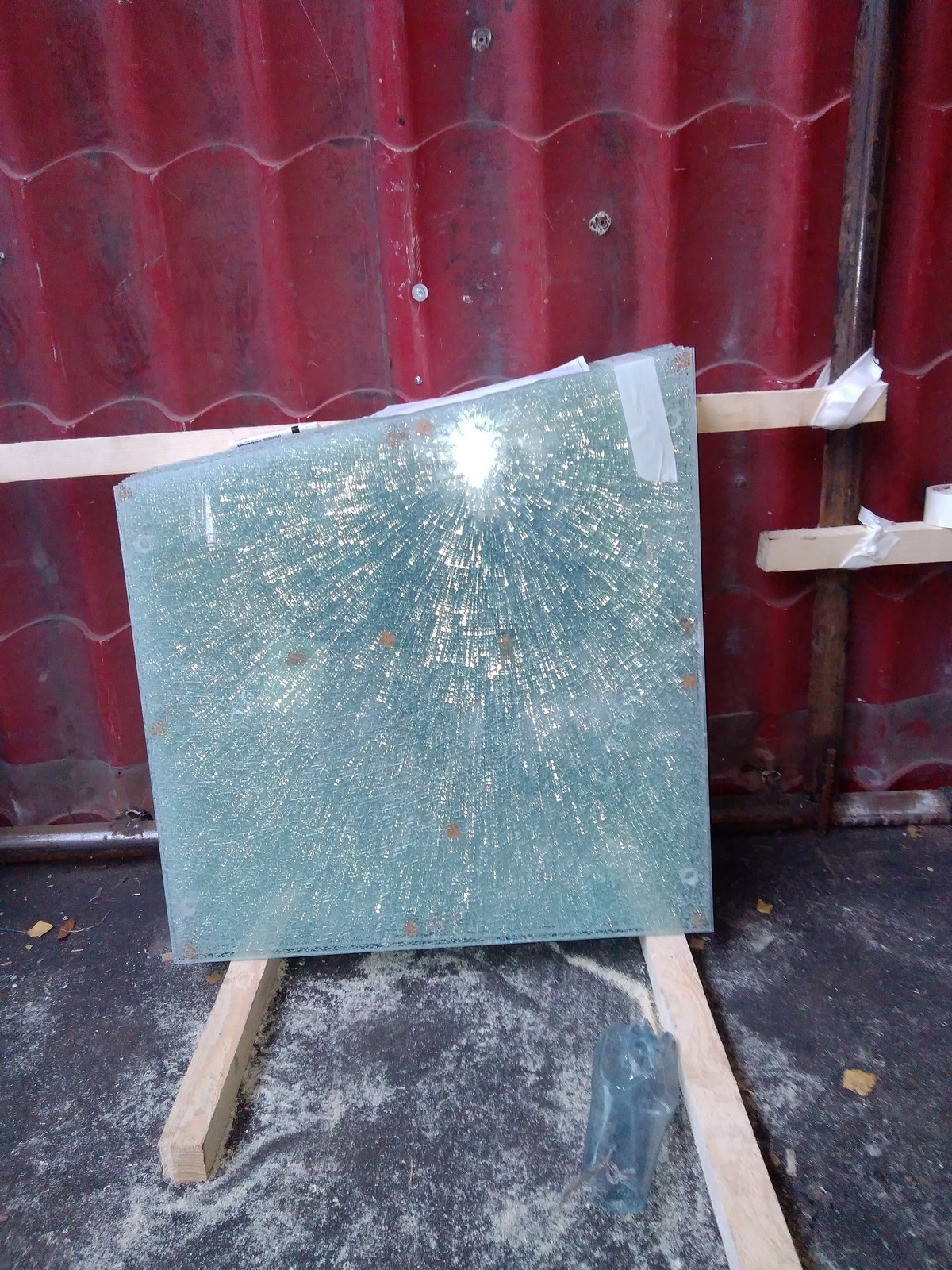 Пирамида из металла и стекла