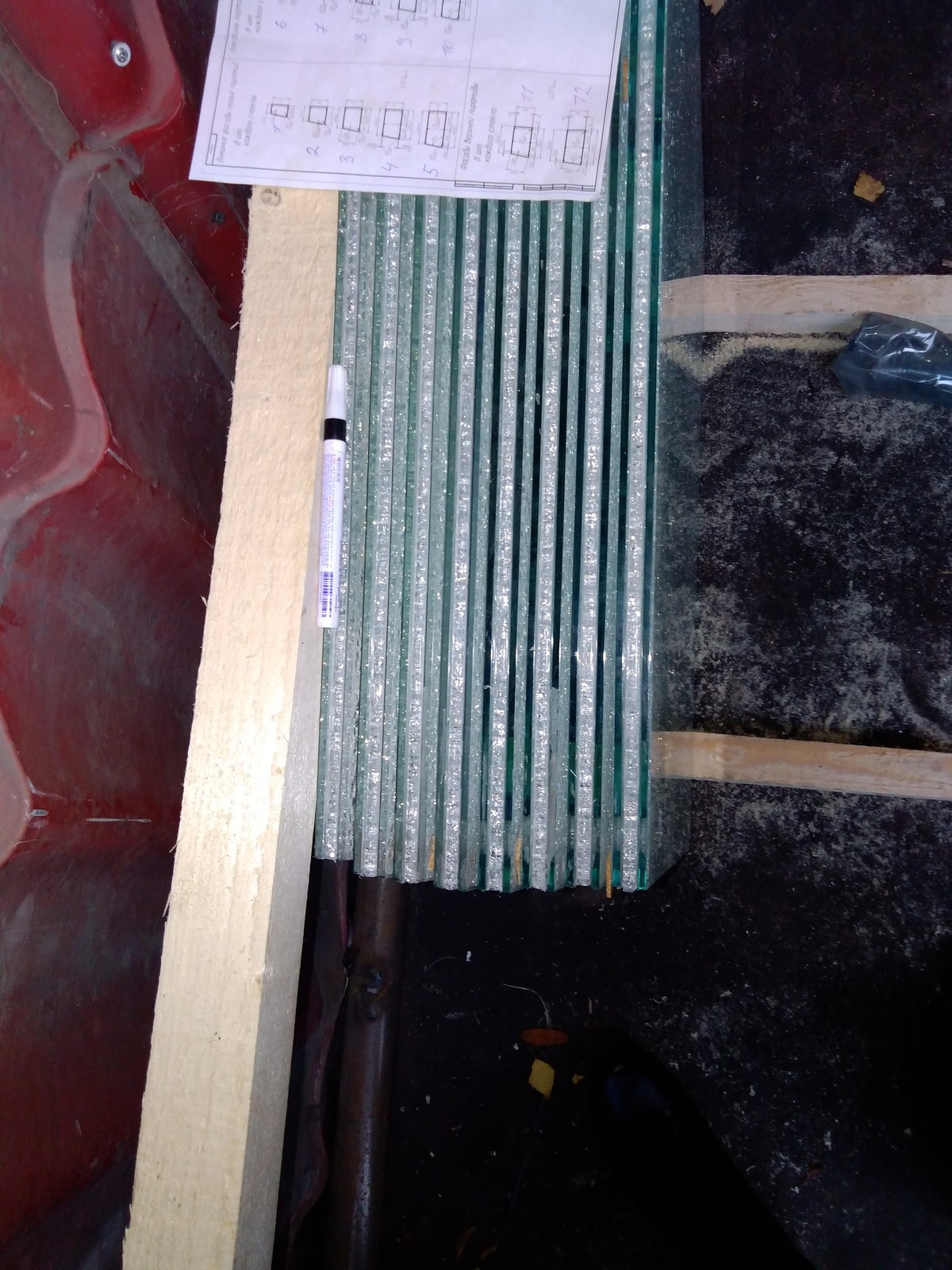 Пирамида из металла и стекла