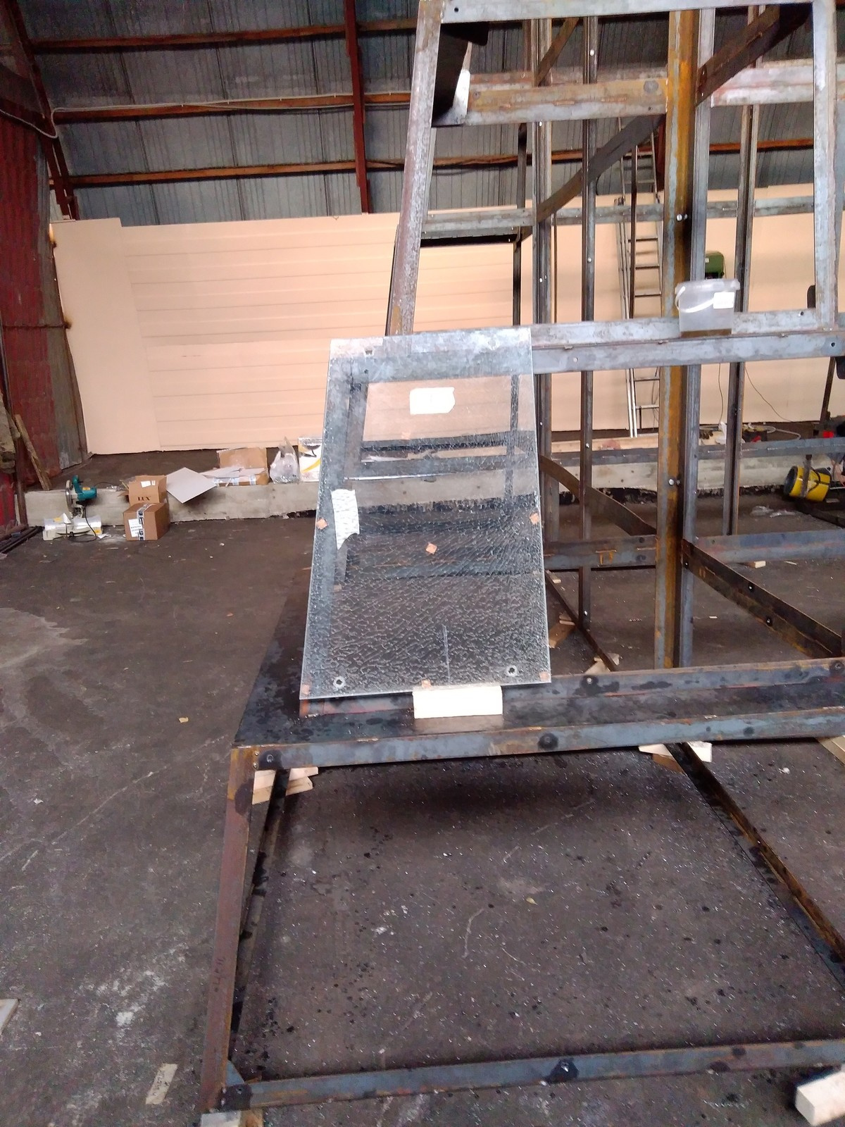 Пирамида из металла и стекла