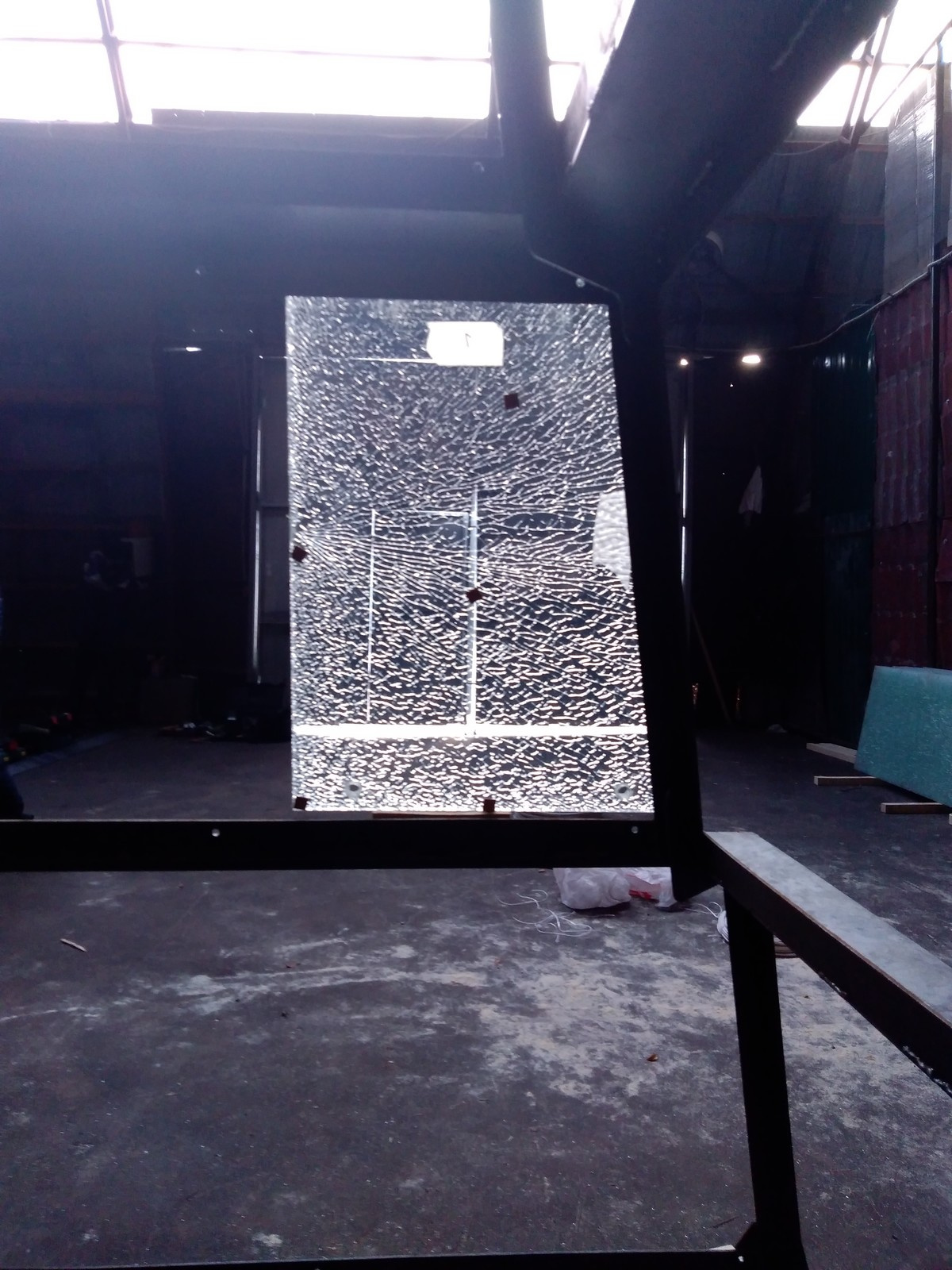 Пирамида из металла и стекла