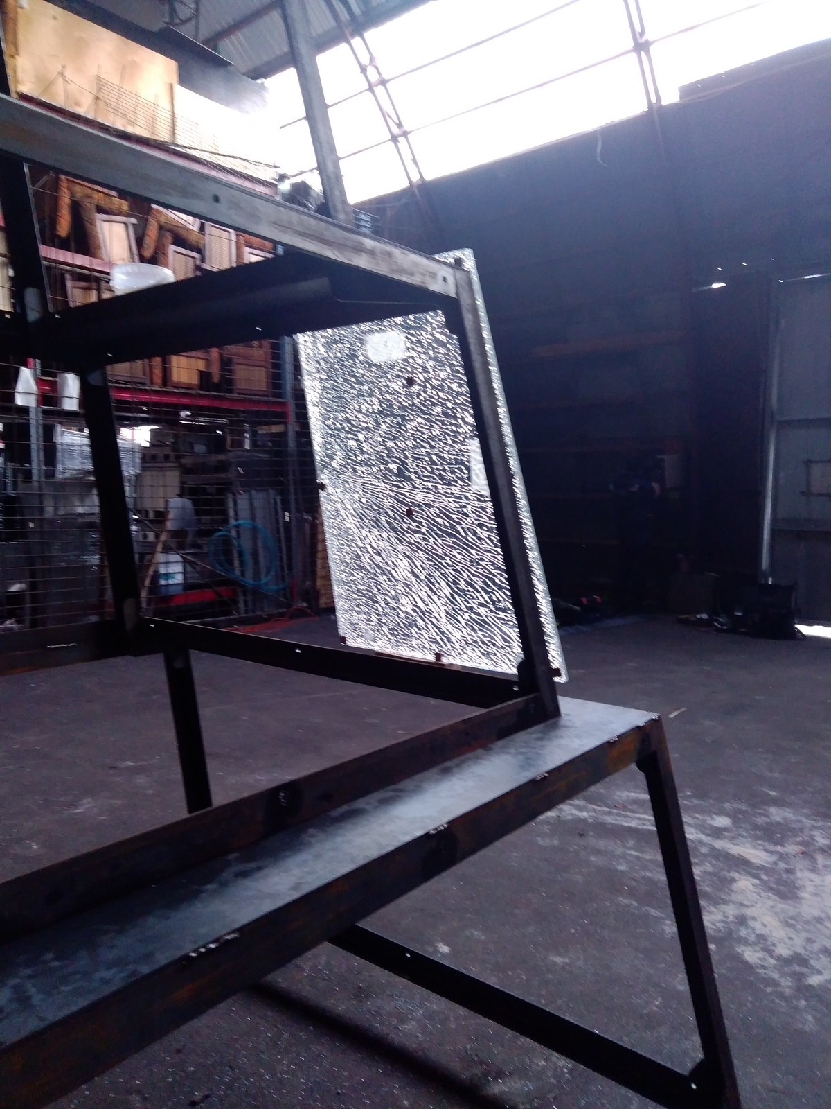 Пирамида из металла и стекла