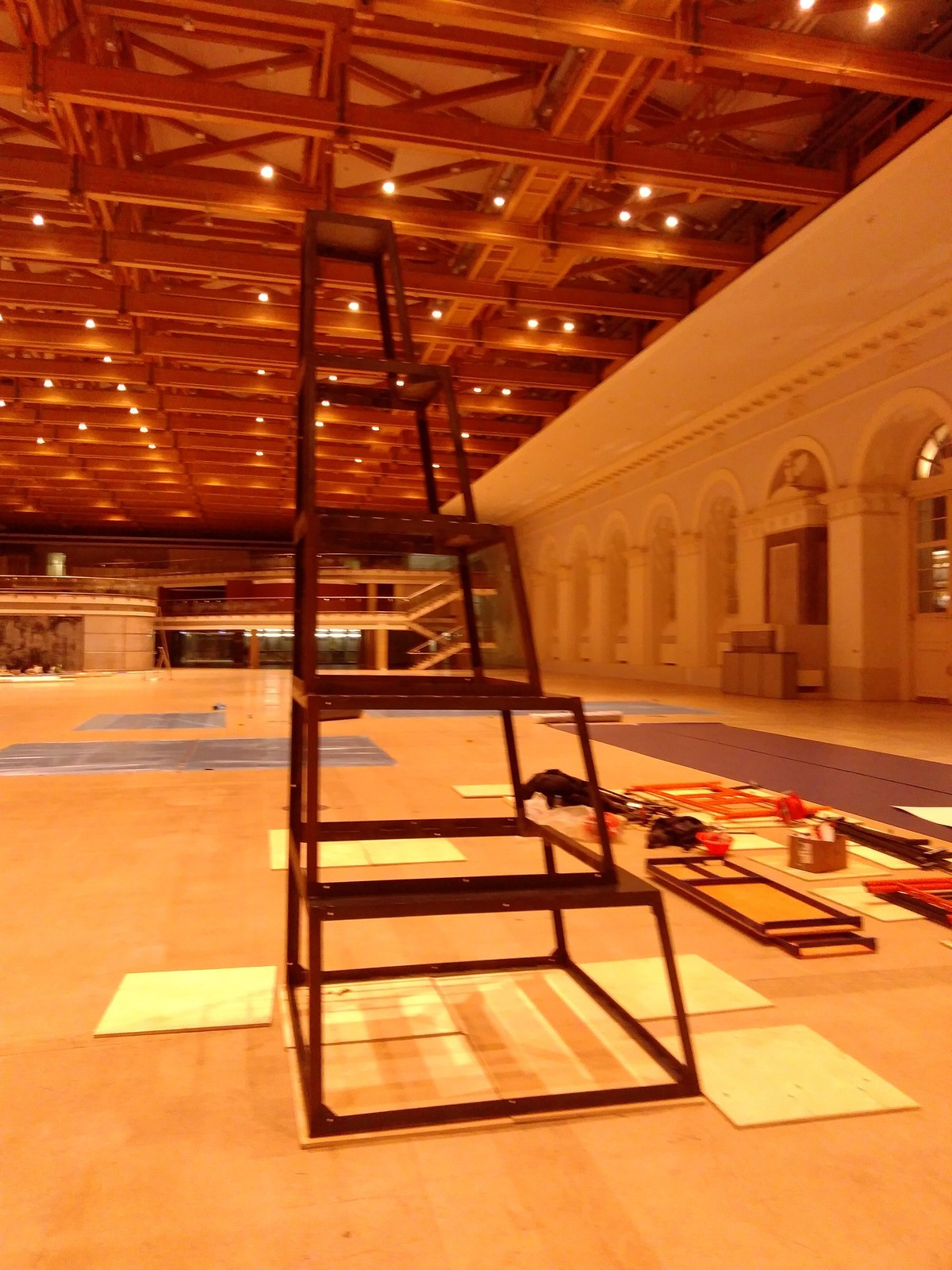 Обложка проекта: Пирамида из металла и стекла