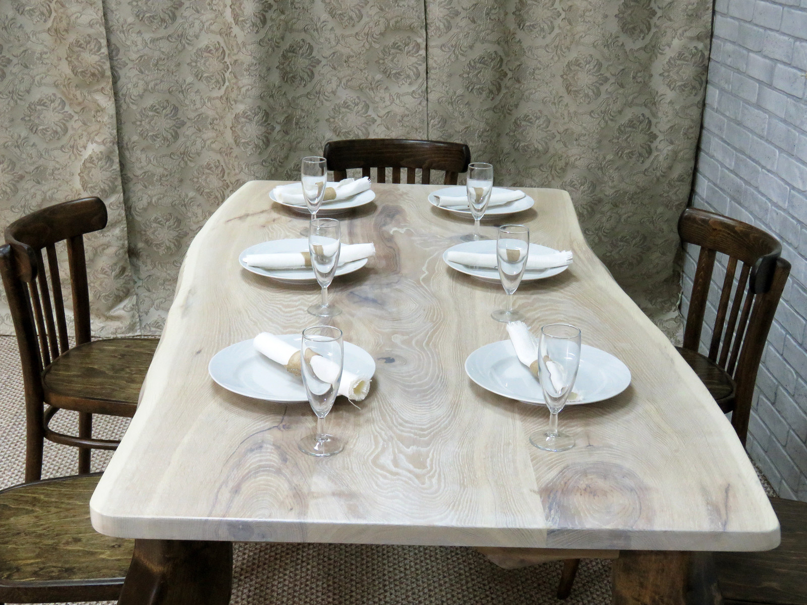 Дубовый стол и реставрация стульев