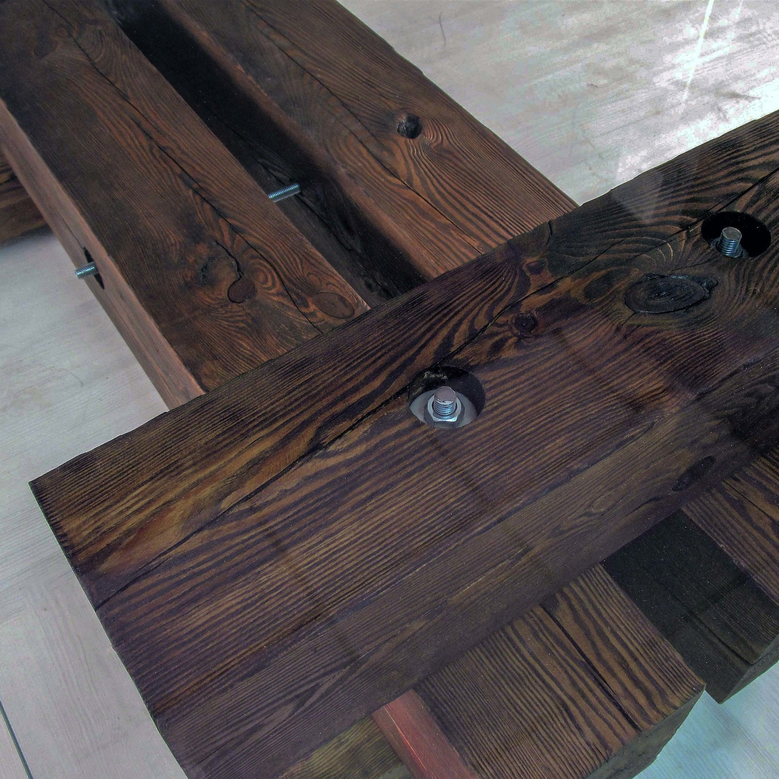 Журнальный стол: сосна + стекло