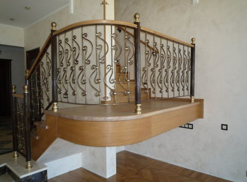 Лестница на бетонном основании