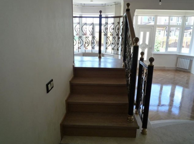 Лестница на бетонном основании