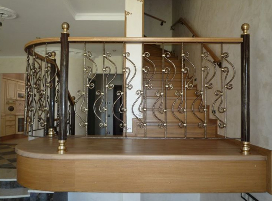 Лестница на бетонном основании