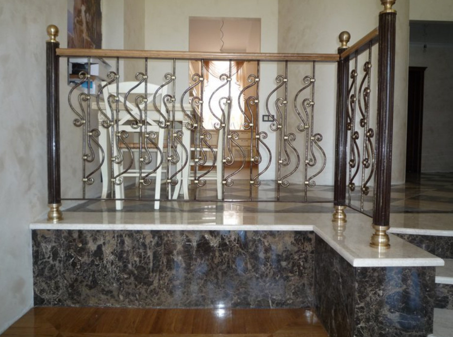 Лестница на бетонном основании