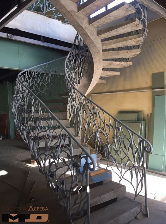 Винтовая лестница на бетонном основании