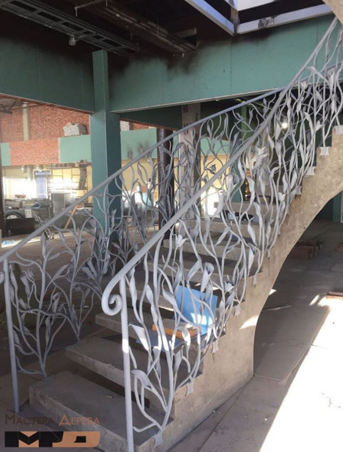 Винтовая лестница на бетонном основании