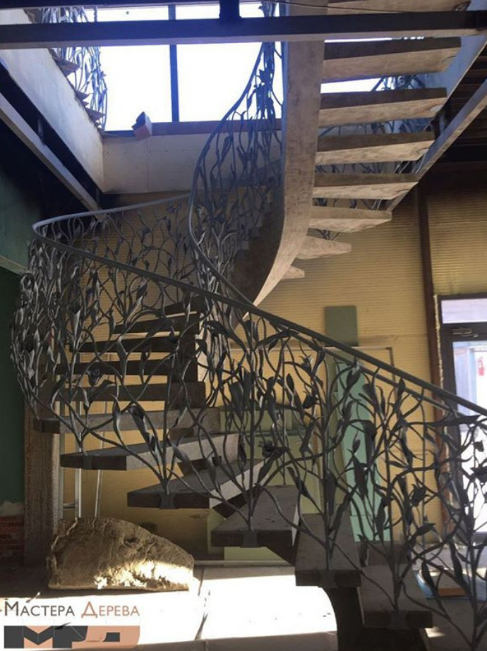 Винтовая лестница на бетонном основании