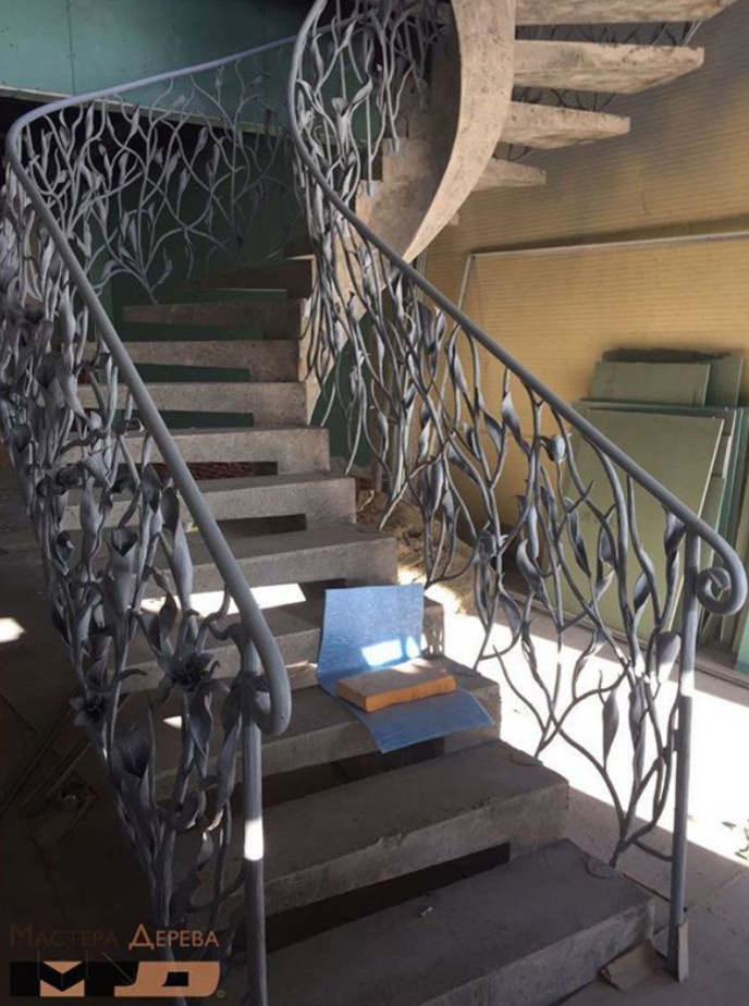 Винтовая лестница на бетонном основании