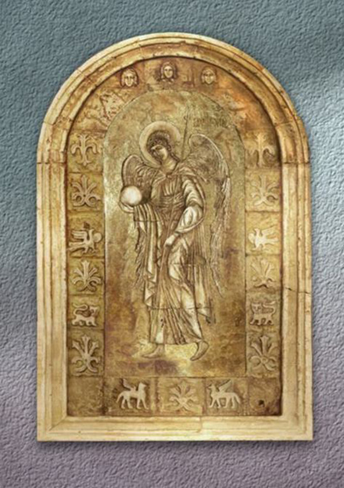 Flachrelief 'Erzengel' an der Wand im Inneren handgefertig