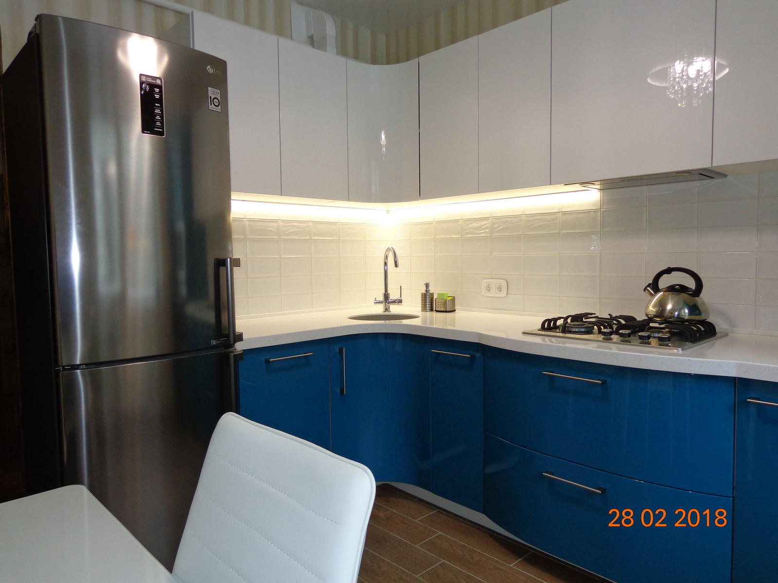 Современная кухня 8 кв. м.