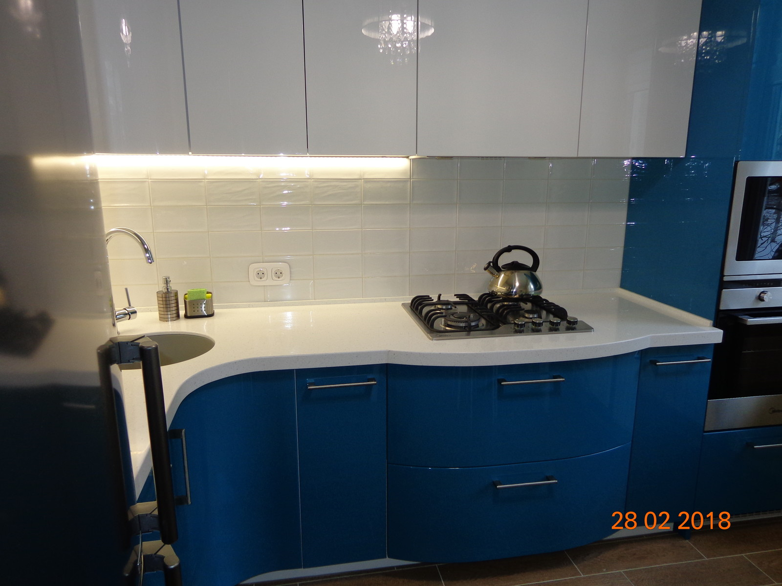 Современная кухня 8 кв. м.