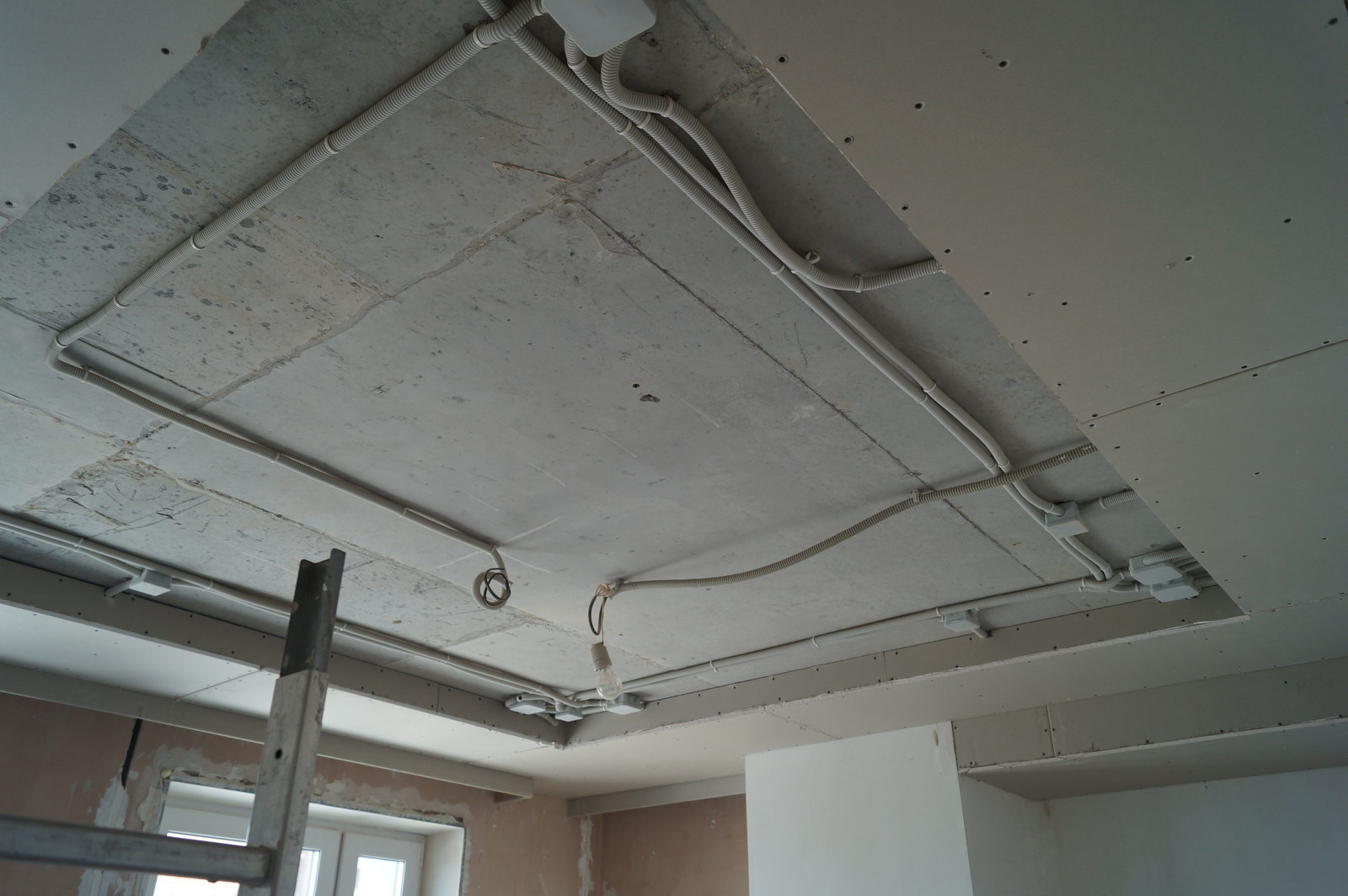 Как правильно: Выровнять потолок в квартире старого фонда