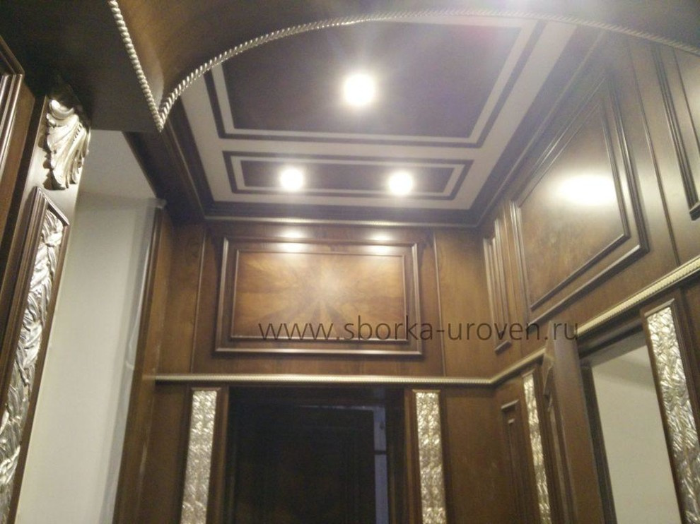 Монтаж декоративного потолка со встроенным светом и стеновых панелей в коридоре