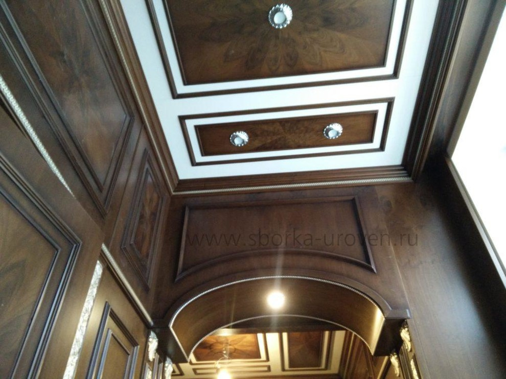 Монтаж декоративного потолка со встроенным светом и стеновых панелей в коридоре