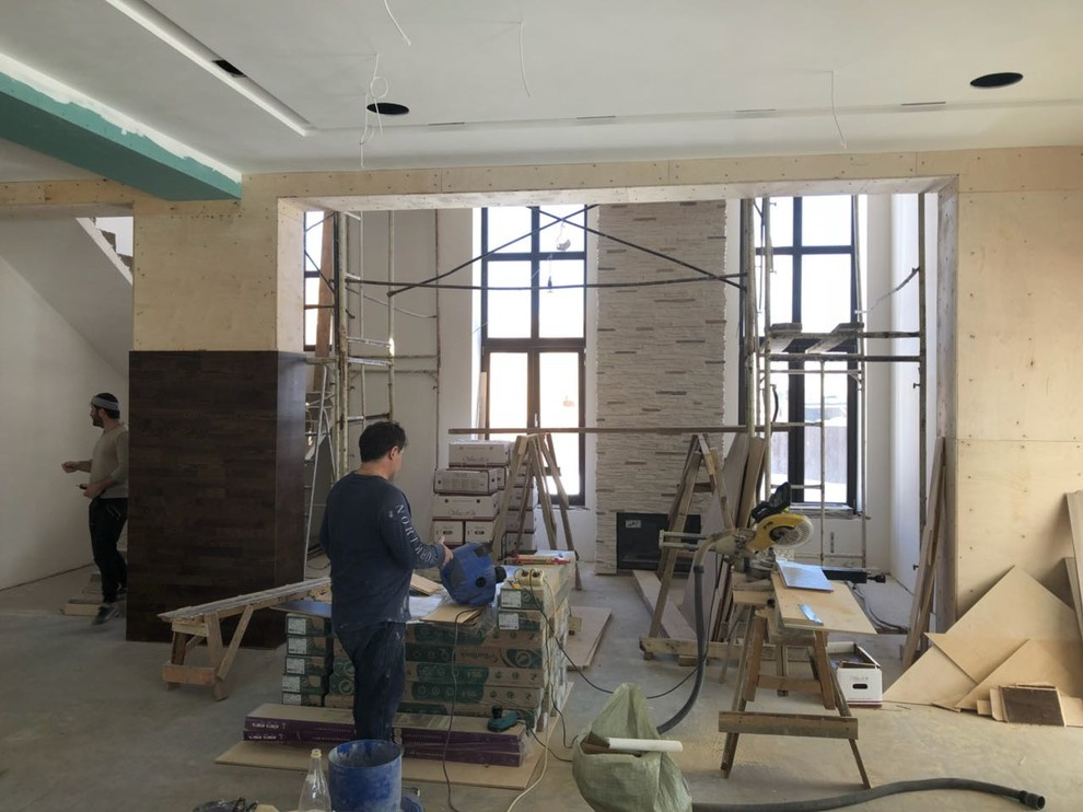 Гостиная-столовая и кухня дома в Пирогово